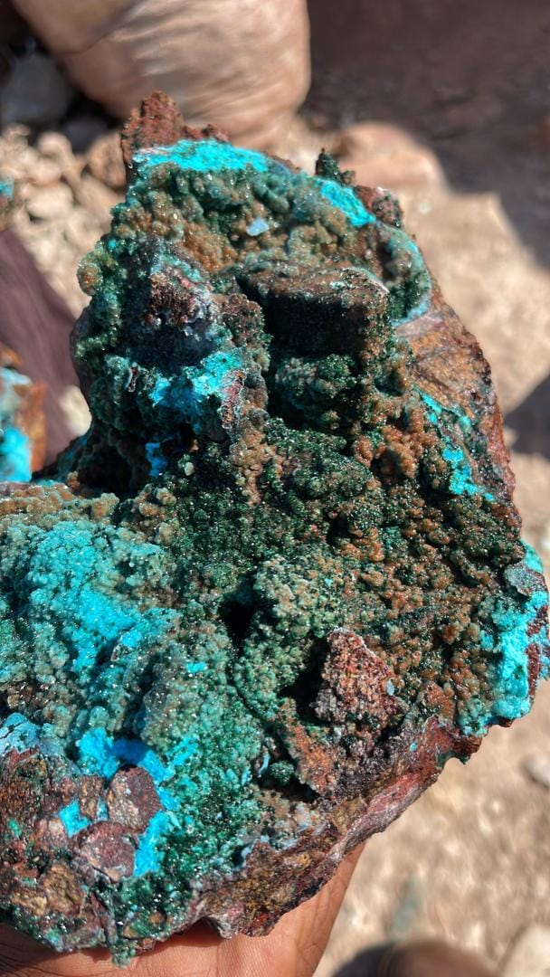 A gorgeous Chrysocolla, Druzy QUARTZ and crystallized malachite combination. From Tenke Katanga, D R Congo 🇨🇩