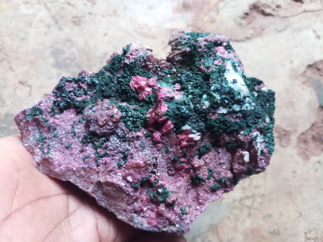 Malachite on cobaltoan calcite